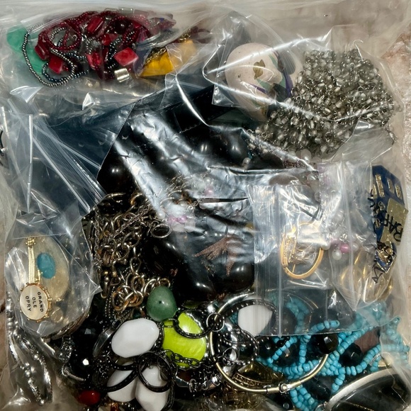 Assorted Vintage & Modern 4 lb bag of Jewelry - Picture 7 of 8